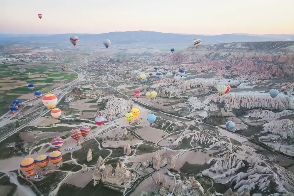 Heißluftballon hebt in Kappadokien ab in der Türkei Heißluftballon hebt in Kappadokien ab in der Türkei