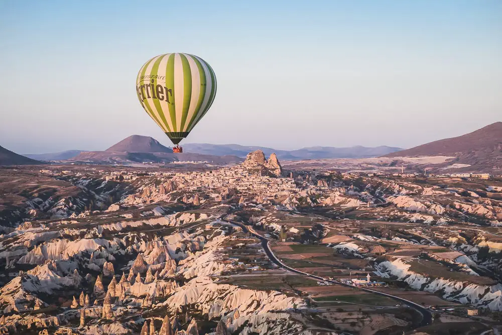 Heißluftballon in Uchisar in Kappadokien in der Türkei Heißluftballon in Uchisar in Kappadokien in der Türkei