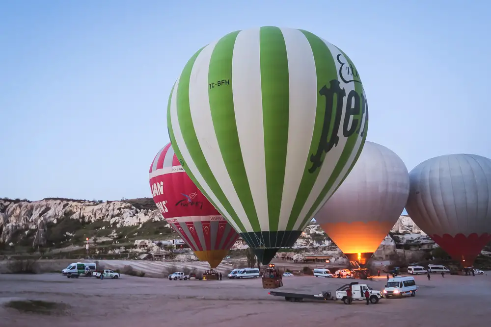 Heißluftballon vor dem Sonnenaufgang in Kappadokien Türkei