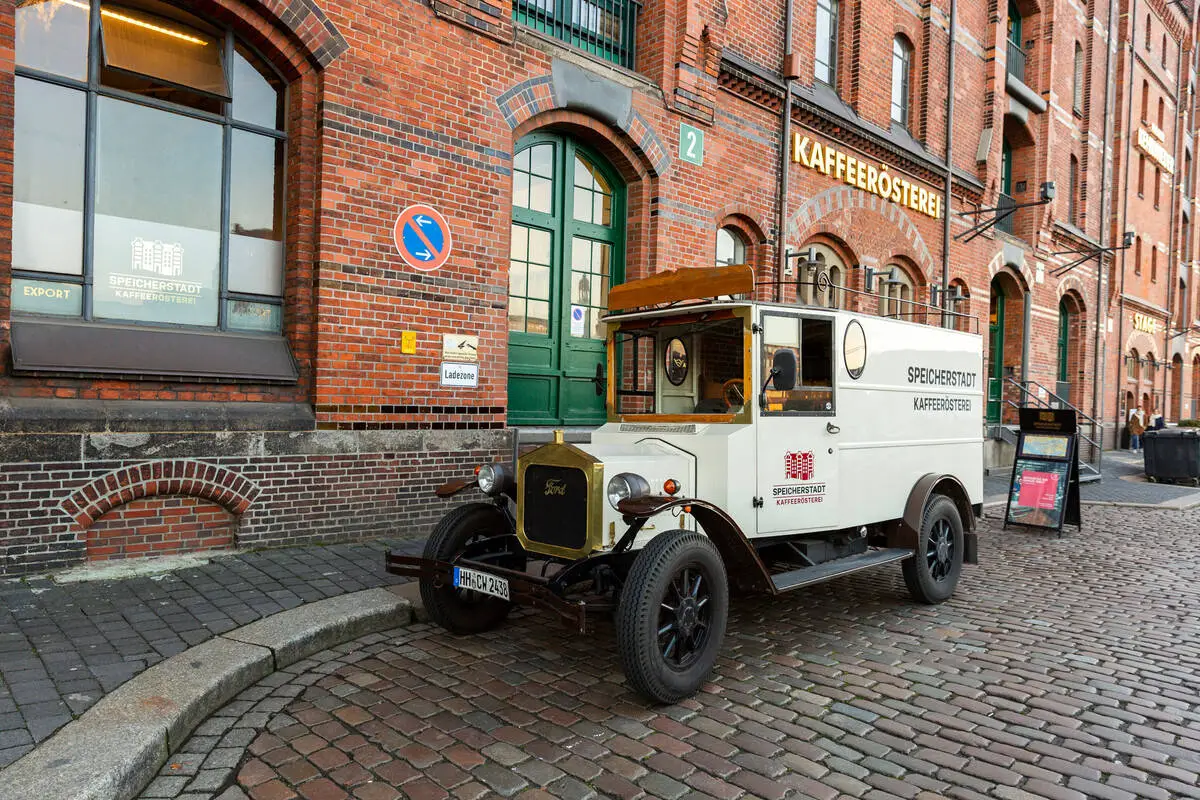 S-Auto vor der Kaffeerösterei in der Speicherstadt. Bild mediaserver.hamburg.de © Timo Sommer und Lee Maas 