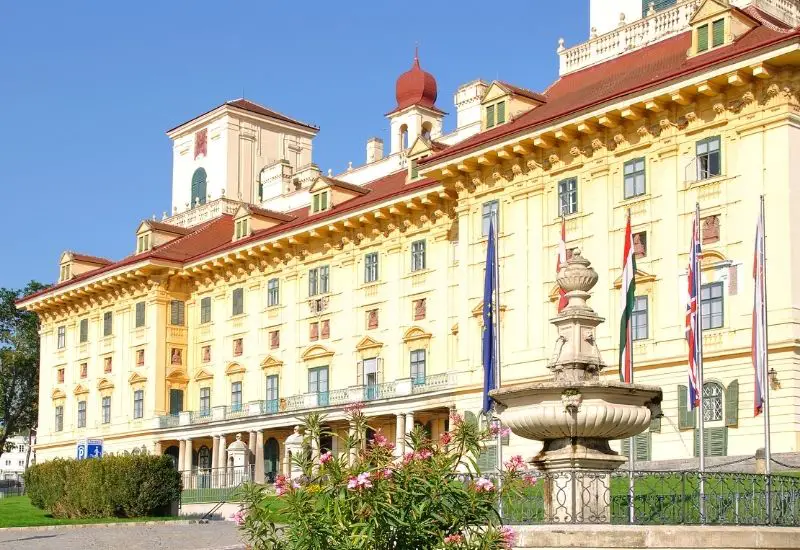 Schloss Esterhazy im Burgenland in Österreich Schloss Esterhazy im Burgenland in Österreich