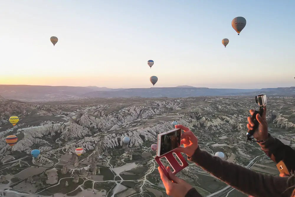 Sonnenaufgang im Heißluftballon in Kappadokien in der Türkei Sonnenaufgang im Heißluftballon in Kappadokien in der Türkei