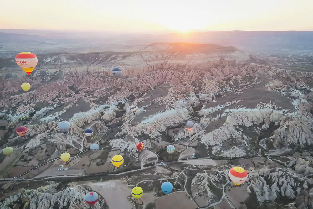 Sonnenaufgang im Heißluftballon in Kappadokien in der Türkei Sonnenaufgang im Heißluftballon in Kappadokien in der Türkei