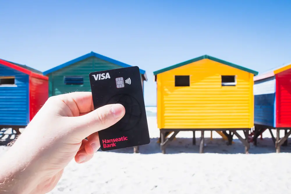 Bezahlen mit einer Kreditkarte an einem Strand in Südafrika