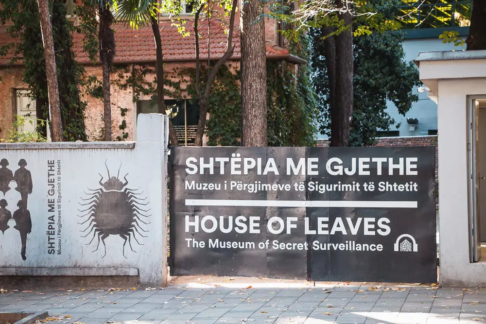 Eingang zum House of Leaves in Tirana in Albanien Eingang zum House of Leaves in Tirana in Albanien
