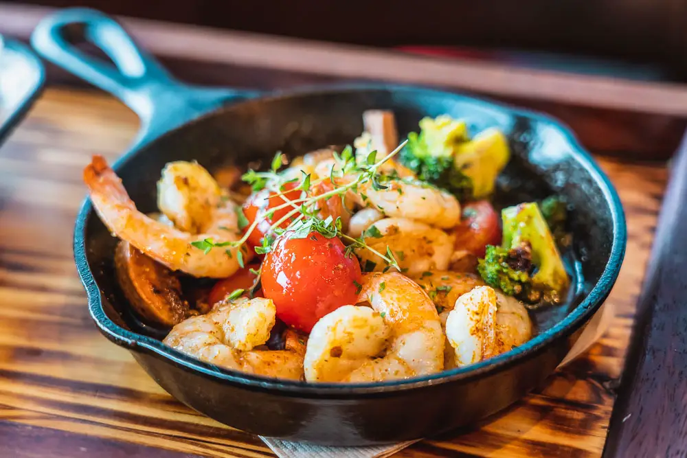 Gambas al Ajillo in einer Pfanne auf einem Tisch in Spanien