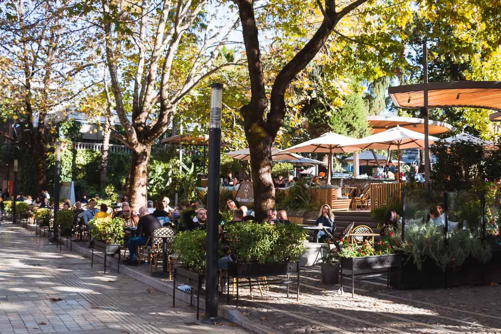 Garten von einem Café in Tirana in Albanien Garten von einem Café in Tirana in Albanien