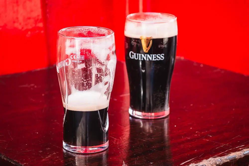 Guinness Bier in einem Pub in Dublin in Irland Guinness Bier in einem Pub in Dublin in Irland