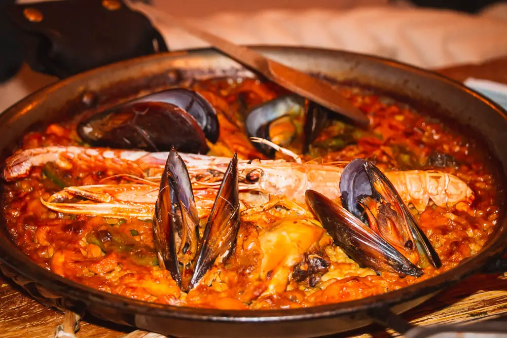 Paella in einem Restaurant in Barcelona in Spanien