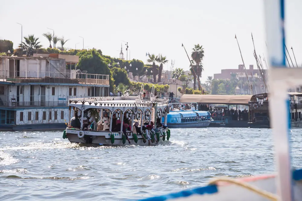 Schiff auf dem Nil in Luxor in Ägypten