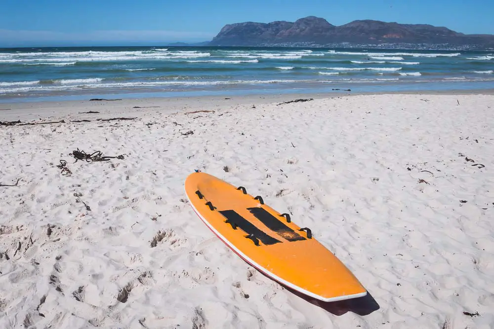 Surfbrett in Muizenberg in Südafrika Surfbrett in Muizenberg in Südafrika