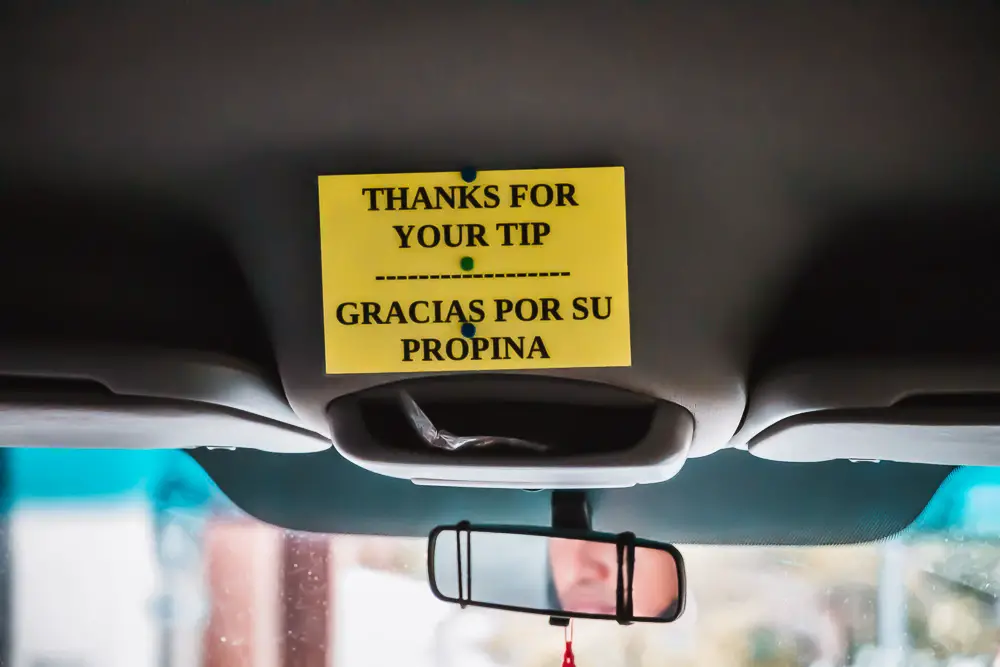 Thank you for your Tip Gracias por su propina in einem Bus in Mexiko