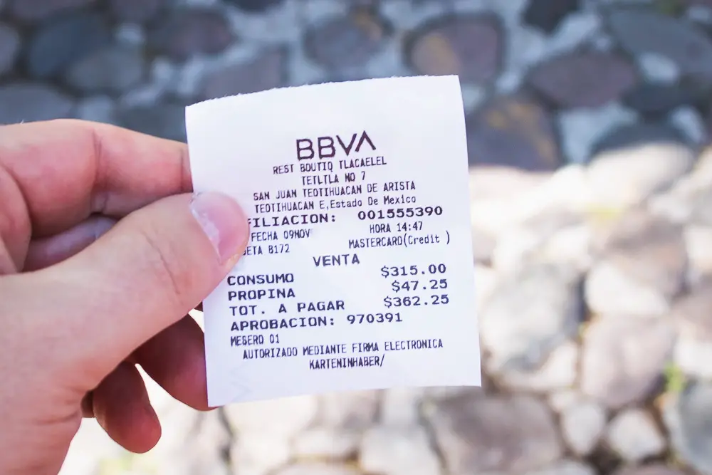 Trinkgeld mit Karte Propina in einem Restaurant in Mexiko