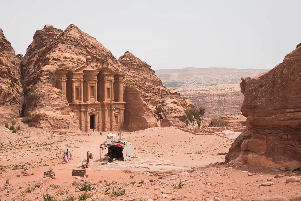 Ad Deir in den Ruinen von Petra in Jordanien Ad Deir in den Ruinen von Petra in Jordanien