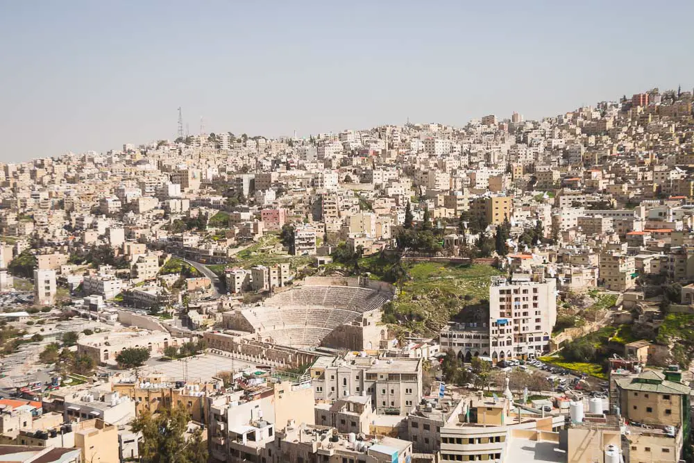 Blick von der Zitadelle auf das Römische Theater in der Altstadt von Amman in Jordanien. Blick von der Zitadelle auf das Römische Theater in der Altstadt von Amman in Jordanien.