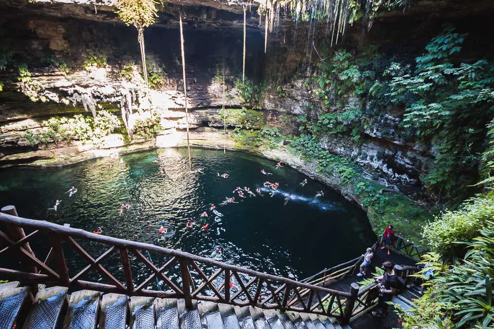 Cenote Senkloch mit Schwimmern in Mexiko Cenote Senkloch mit Schwimmern in Mexiko