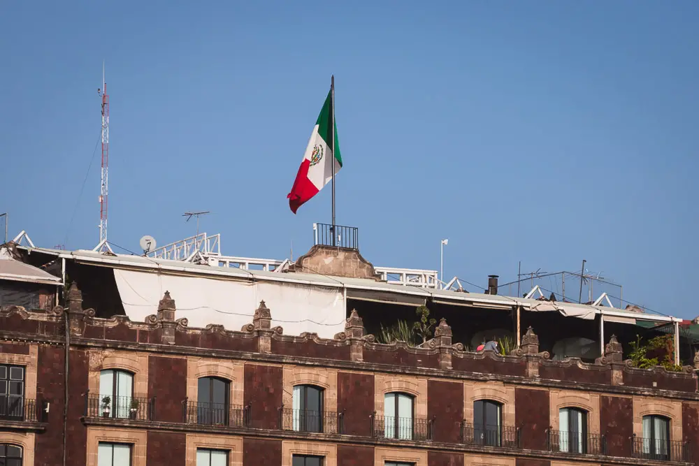 Flagge von Mexiko auf einem Hotel in Mexiko City in Mexiko