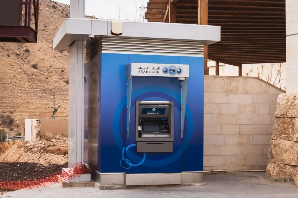 Geldautomat ATM in Petra in Jordanien