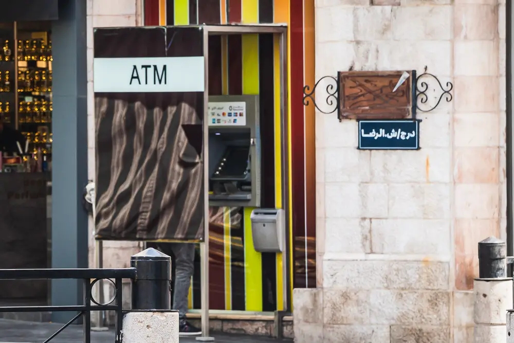Geldautomat ATM neben einer Straße in Jordanien Geldautomat ATM neben einer Straße in Jordanien