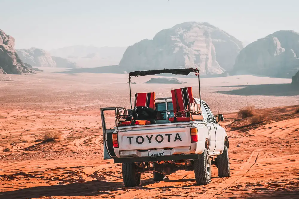 Jeep in der Wüste im Wadi Rum in Jordanien