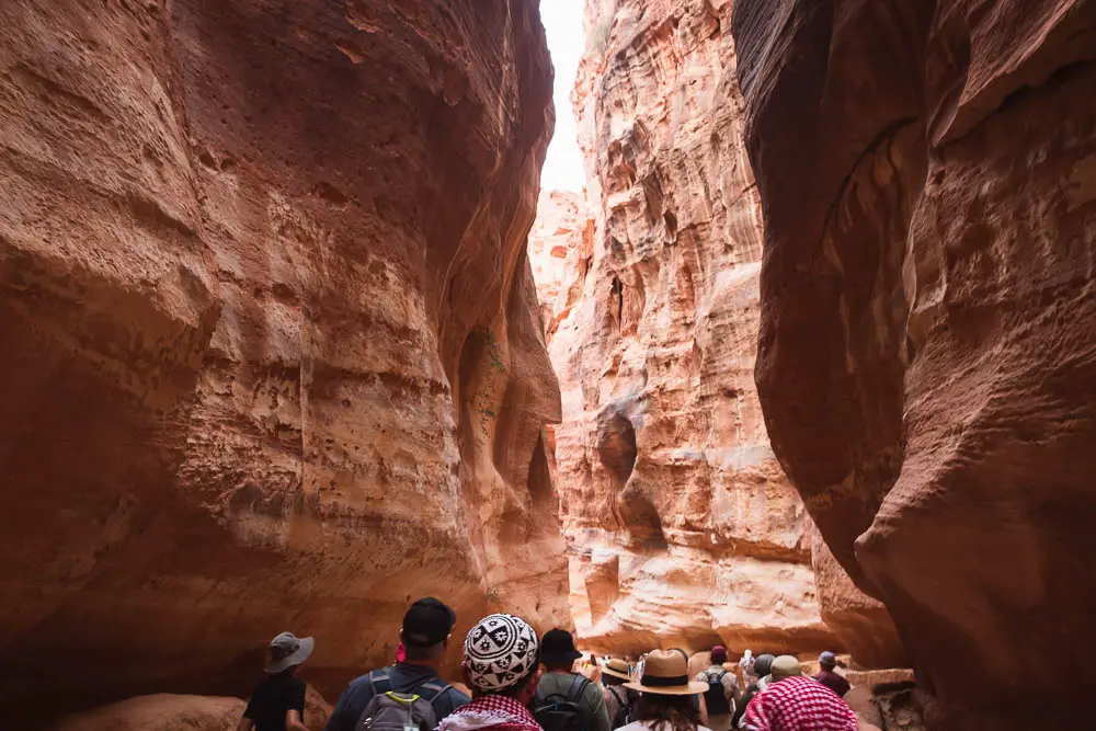 Schlucht Siq in der Felsenstadt Petra in Jordanien