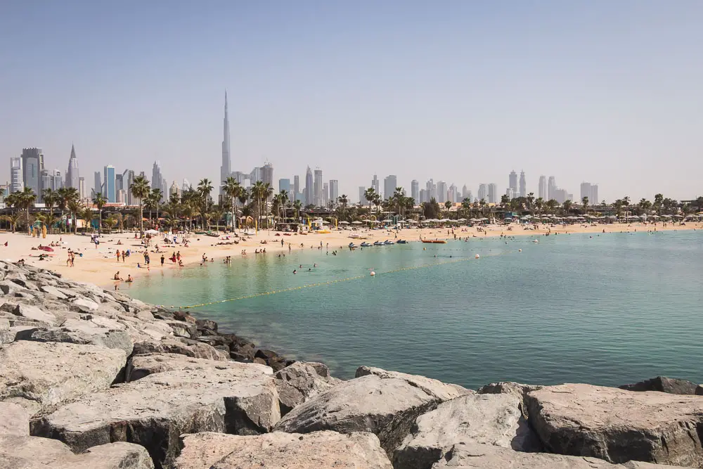 Strand in Dubai in den Vereinigten Arabischen Emiraten Strand in Dubai in den Vereinigten Arabischen Emiraten
