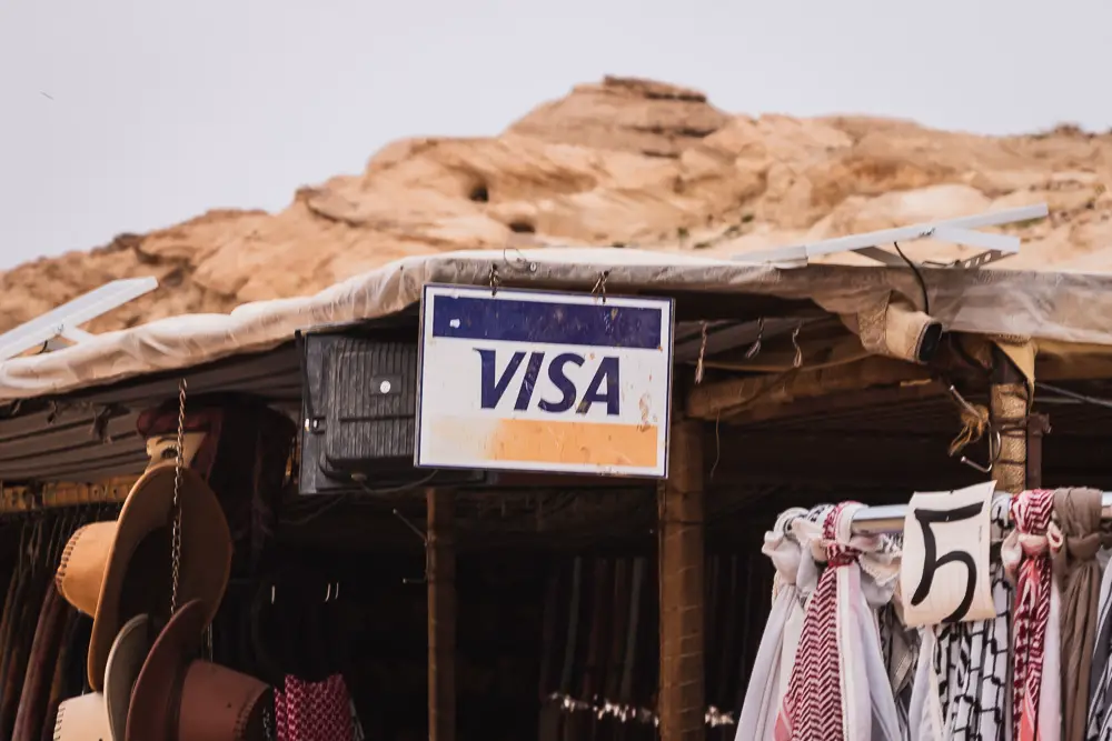 Visa Logo an einem Laden in Jordanien Visa Logo an einem Laden in Jordanien