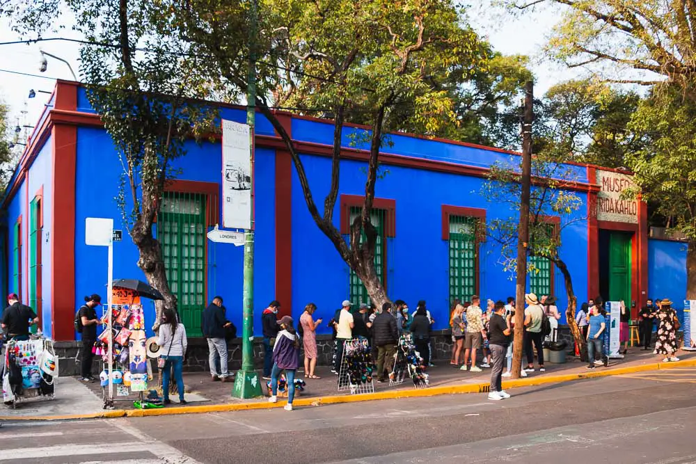 Warteschlange vor dem Frida Kahlo Museum in Mexiko City in Mexiko