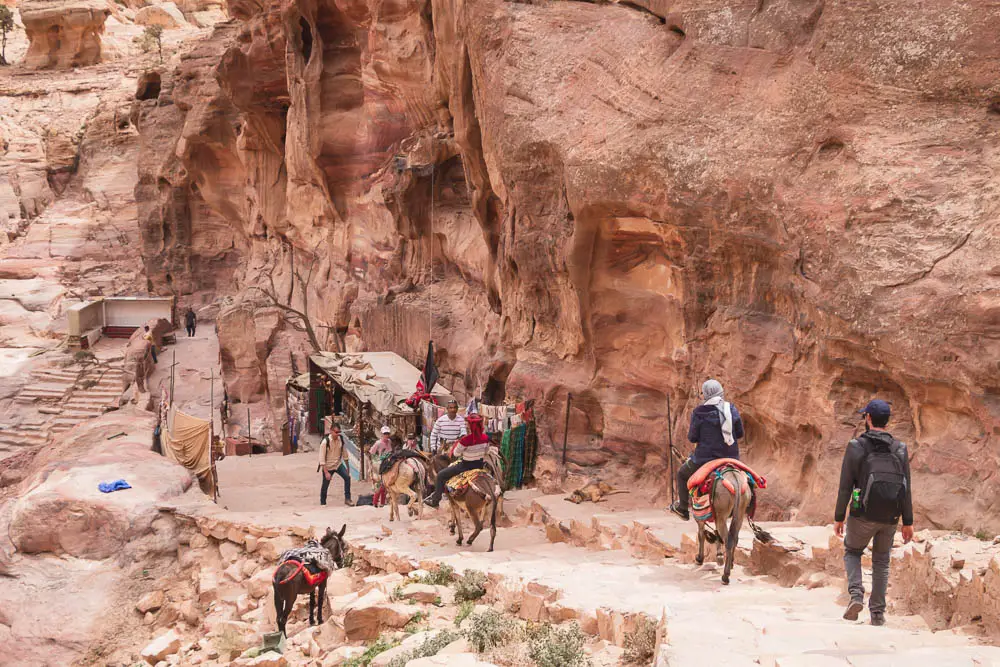 Weg nach Ad Deir in der Felsenstadt Petra in Jordanien Weg nach Ad Deir in der Felsenstadt Petra in Jordanien