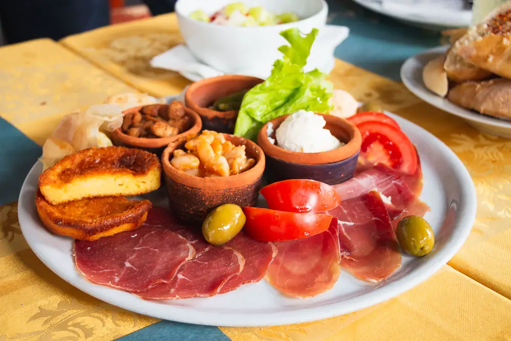 Essen in einem Restaurant in der Skaradlija in Belgrad in Serbien