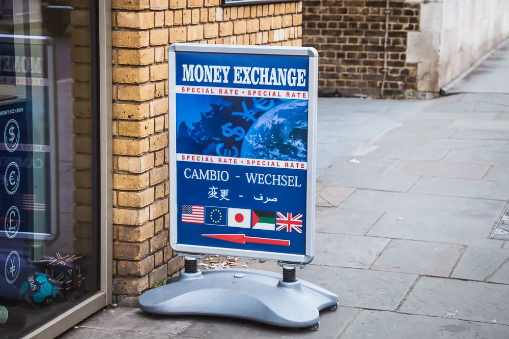 Money Exchange Wechselstube nahe der Tower Bridge in London im UK