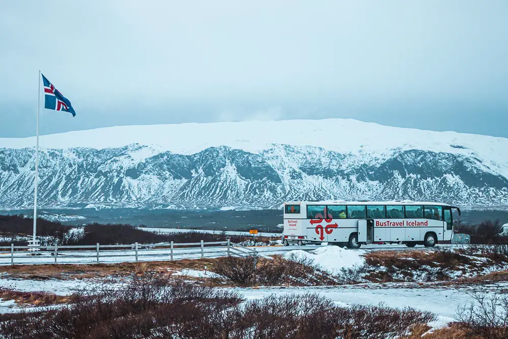 Reisebus am Golden Circle in Island