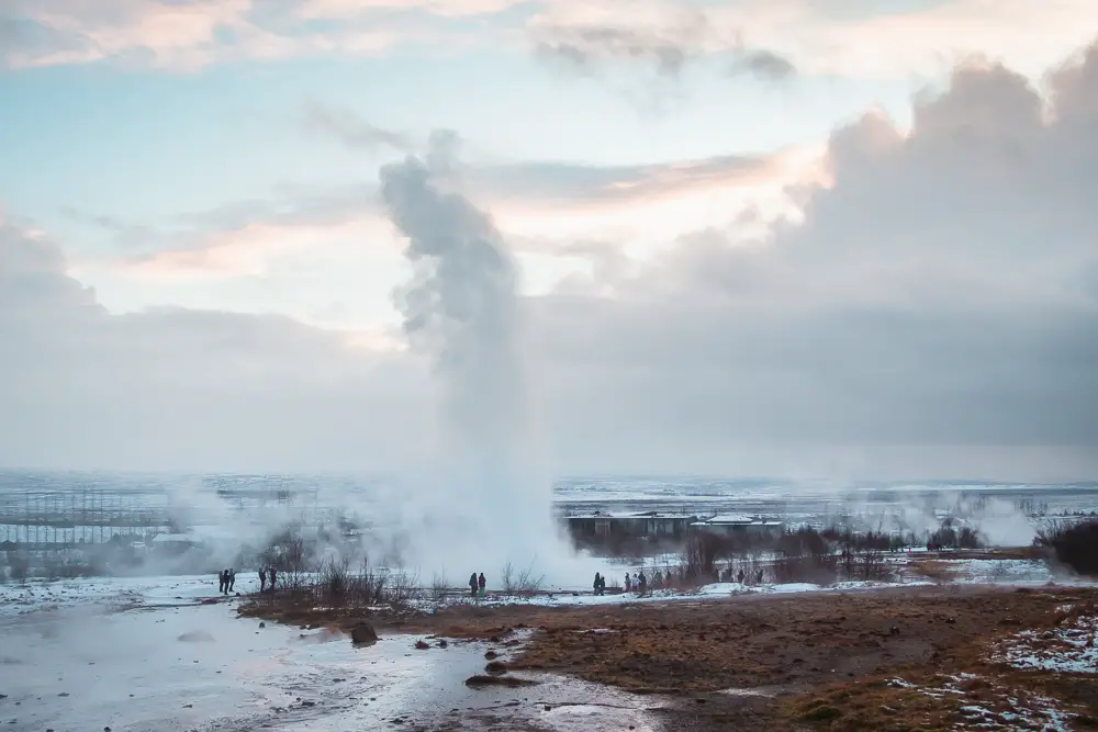 Strokkur Geysir im Winter mit Schnee in Island Strokkur Geysir im Winter mit Schnee in Island