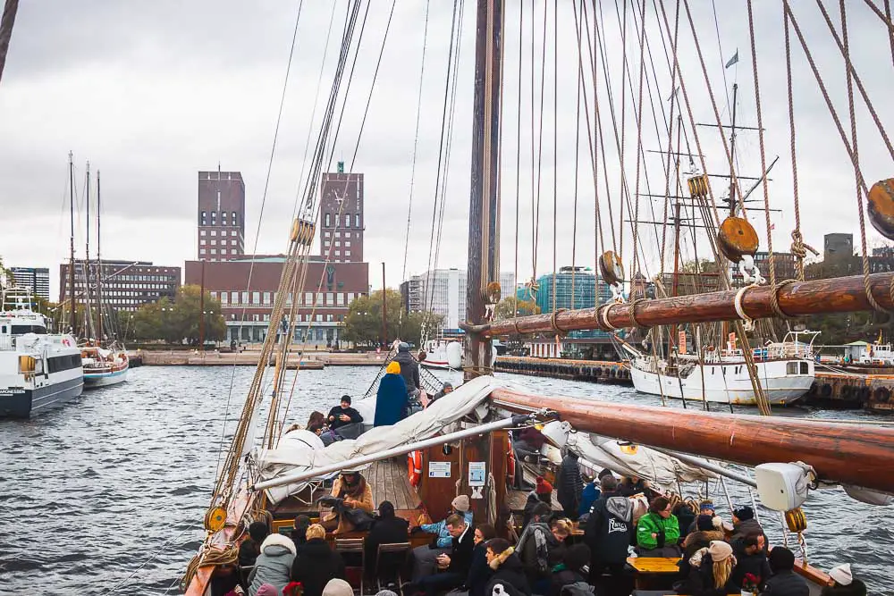 Anlegestelle der Oslofjord Kreuzfahrtschiffe vor dem Osloer Rathaus in Norwegen