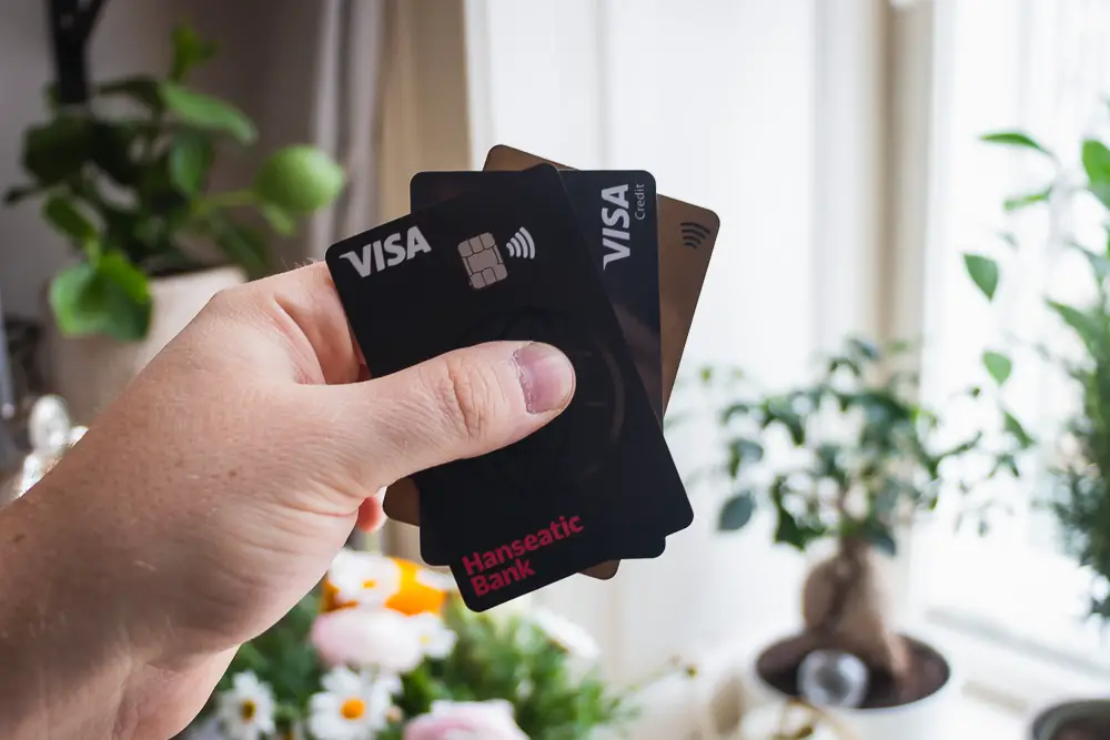Bilder von Kreditkarten als Symbol zum Vergleich der Karten zum Bezahlen in Dänemark
