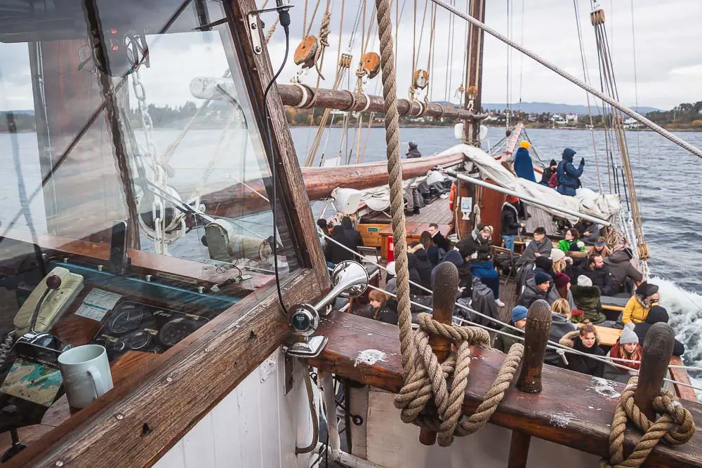 Blick auf das Deck von einem Schiff auf dem Oslofjord in Norwegen Blick auf das Deck von einem Schiff auf dem Oslofjord in Norwegen