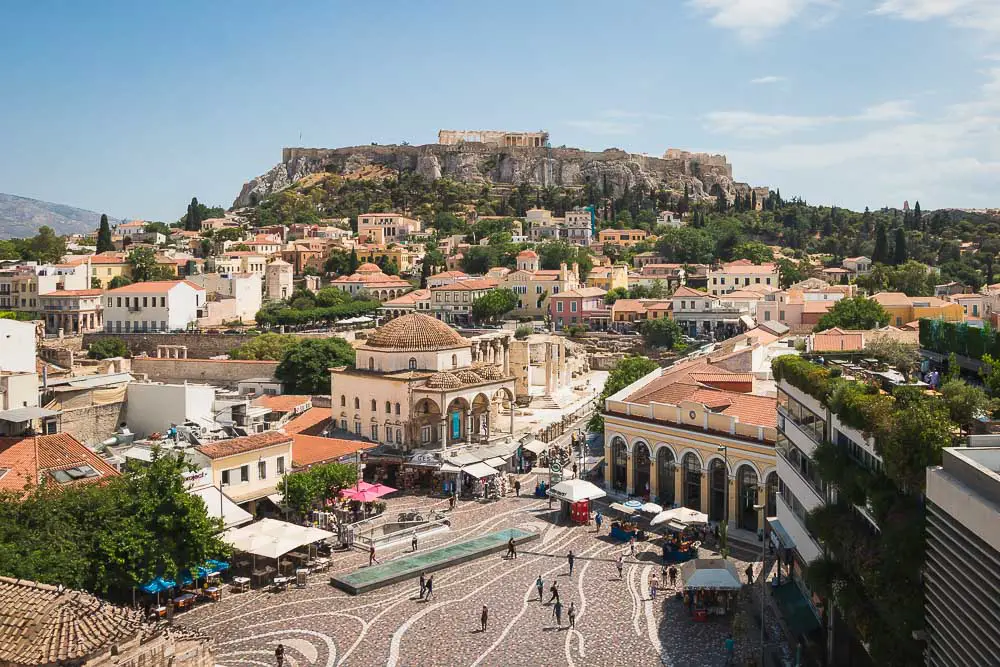 Blick auf die besten Reiseziele in Athen mit der Akropolis in Griechenland