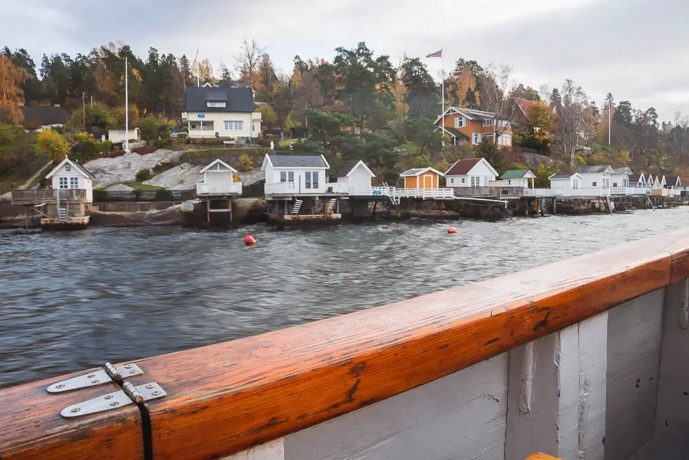 Blick vom Schiff auf das Ufer am Oslofjord in Norwegen