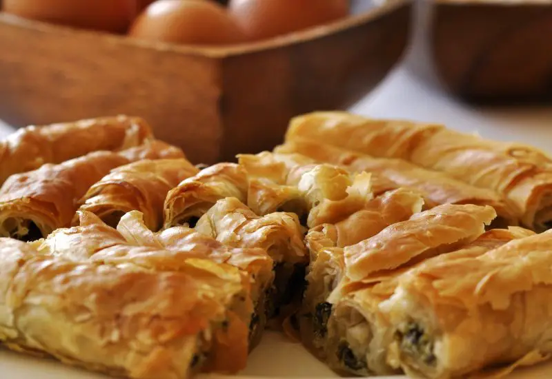 Börek auf einem Teller in einem Restaurant in der Türkei 