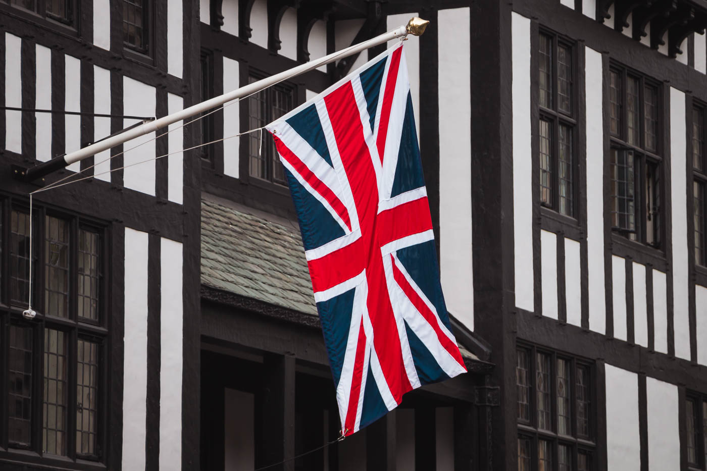 Britische Flagge vor einem Haus in London im UK Britische Flagge vor einem Haus in London im UK