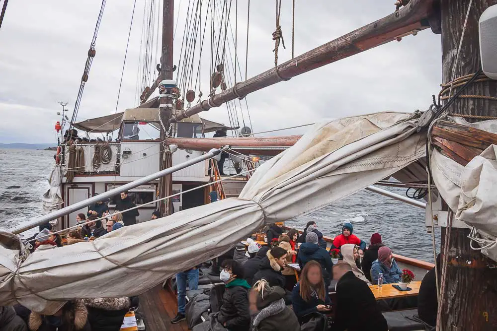 Deck von einem der Schiffe auf dem Oslofjord in Norwegen Deck von einem der Schiffe auf dem Oslofjord in Norwegen