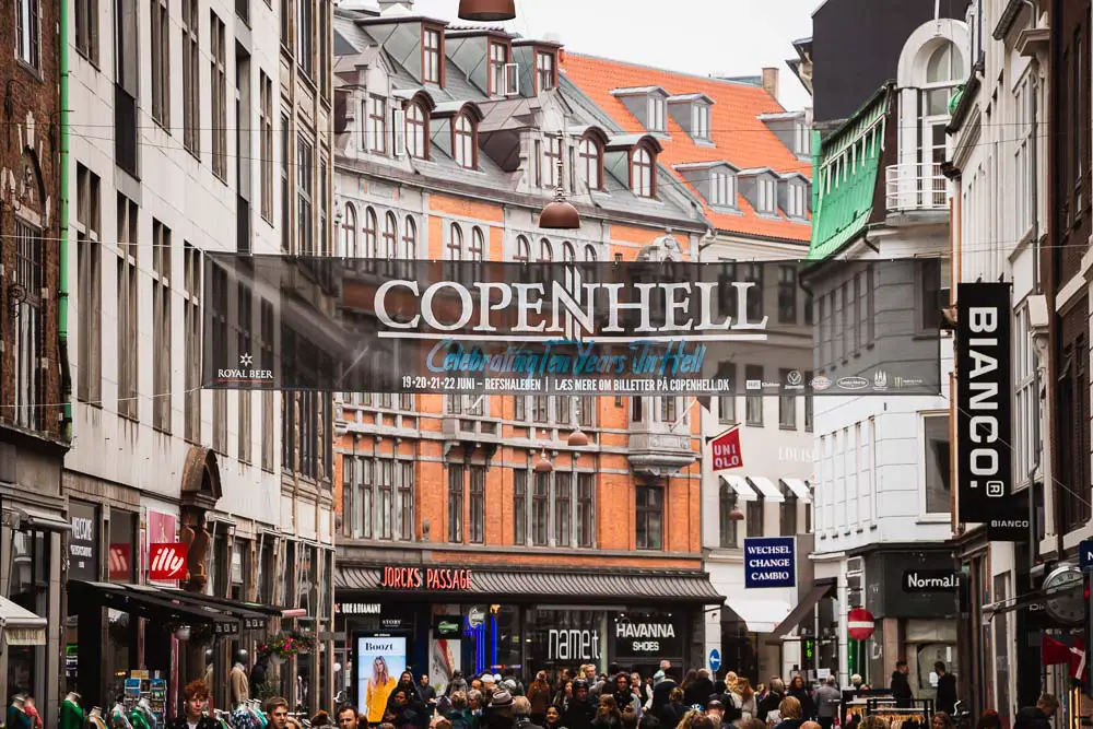 Einkaufsstraße mit einer Wechselstube in Kopenhagen in Dänemark