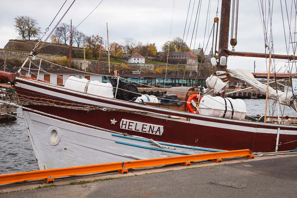 Fjord Kreuzfahrtschiff im Hafen vor dem Rathaus in Oslo in Norwegen