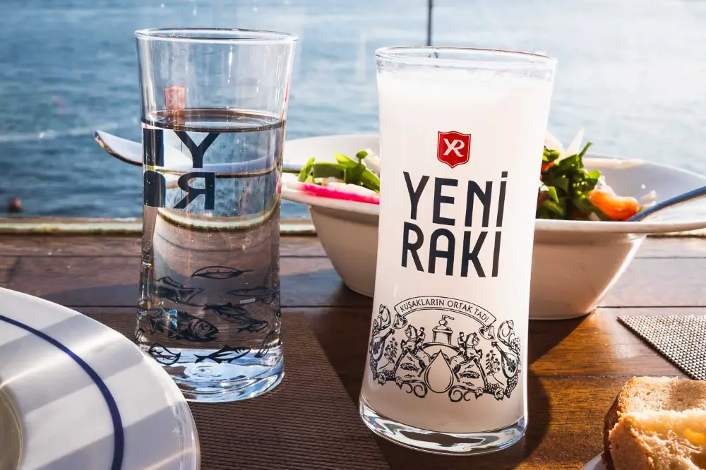 Glas Raki in einem Restaurant in Istanbul Türkei Glas Raki in einem Restaurant in Istanbul Türkei