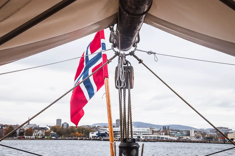 Norwegische Flagge auf einem Schiff am Oslofjord in Norwegen Norwegische Flagge auf einem Schiff am Oslofjord in Norwegen