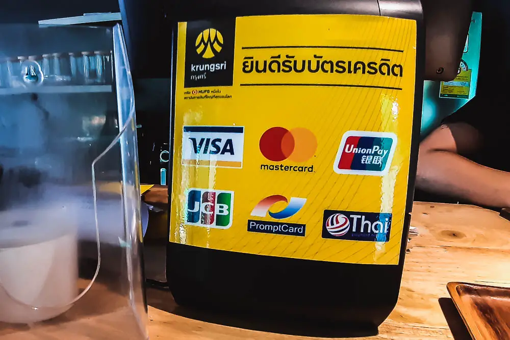 Schild mit in Thailand akzeptierten Karten in einem Laden