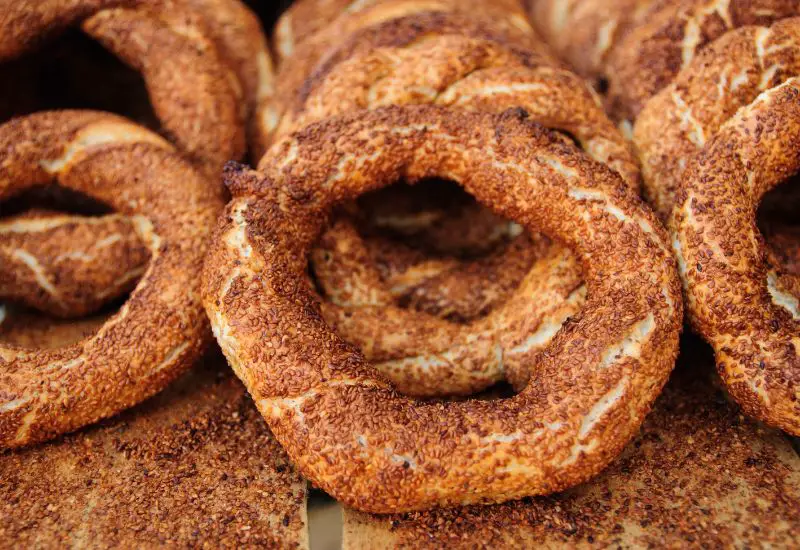 Simit in einem Stand in Istanbul in der Türkei Simit in einem Stand in Istanbul in der Türkei