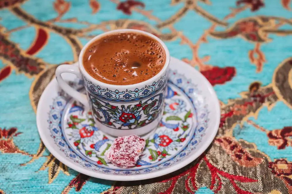 Tasse mit Türkischen Kaffee im Basar in Istanbul Türkei Tasse mit Türkischen Kaffee im Basar in Istanbul Türkei
