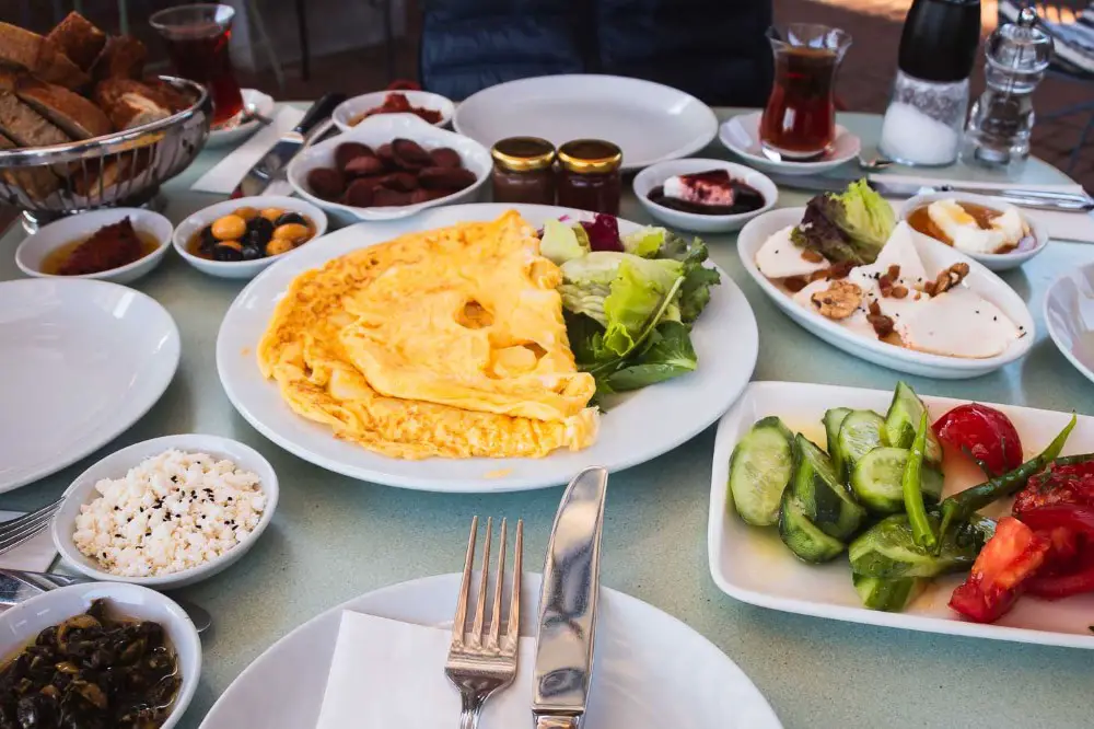 Teller mit Türkischen Frühstücke in Istanbul, Türkei