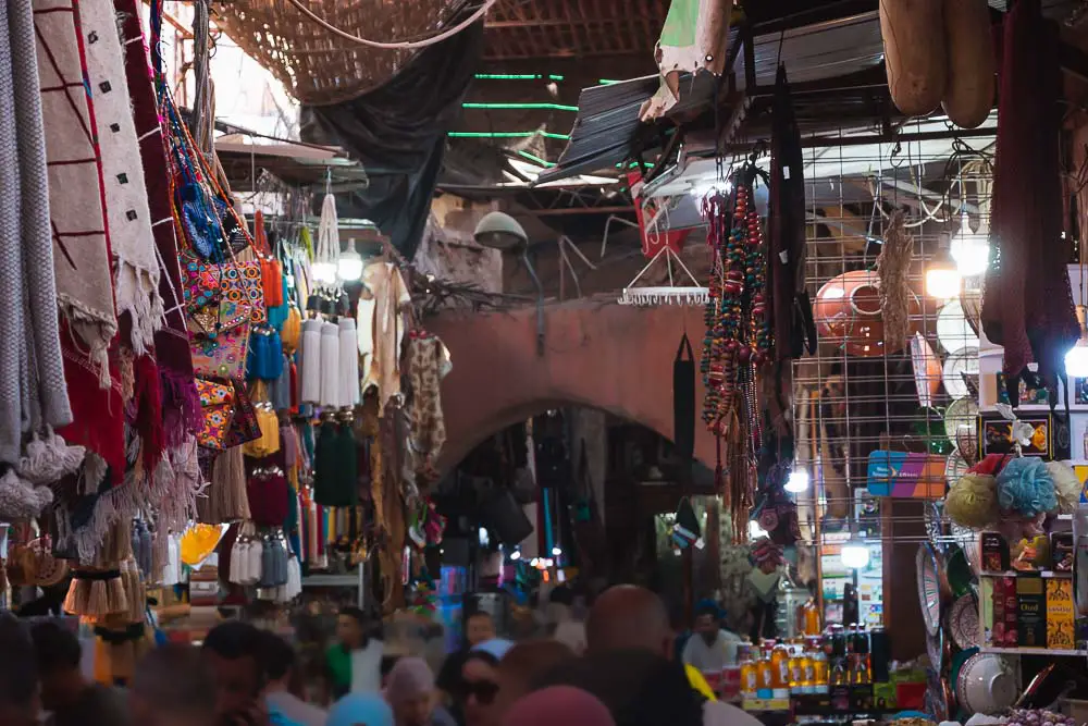 Gasse von einem Souk in Marrakesch in Marokko